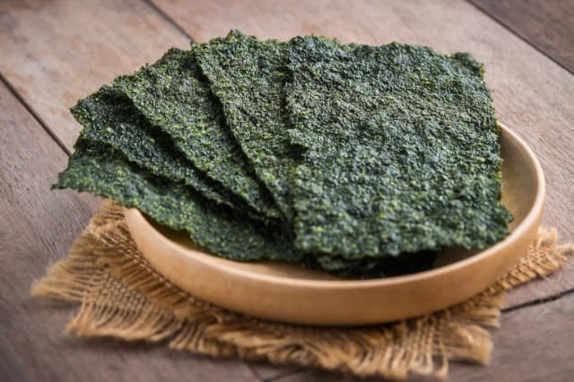 Jak ułożyć nori do sushi, by uniknąć najczęstszych błędów Jak ułożyć nori do sushi, by uniknąć najczęstszych błędów
