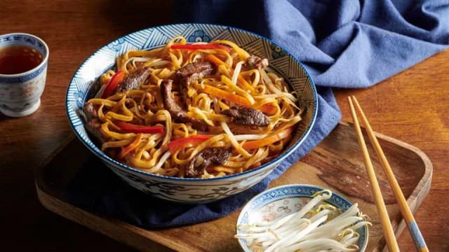 Ile gotować makaron chow mein, aby uniknąć rozgotowania i uzyskać idealną teksturę Ile gotować makaron chow mein, aby uniknąć rozgotowania i uzyskać idealną teksturę