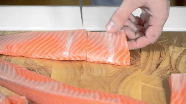 Jak pokroić łososia do sushi, aby uzyskać idealne plastry? Jak pokroić łososia do sushi, aby uzyskać idealne plastry?